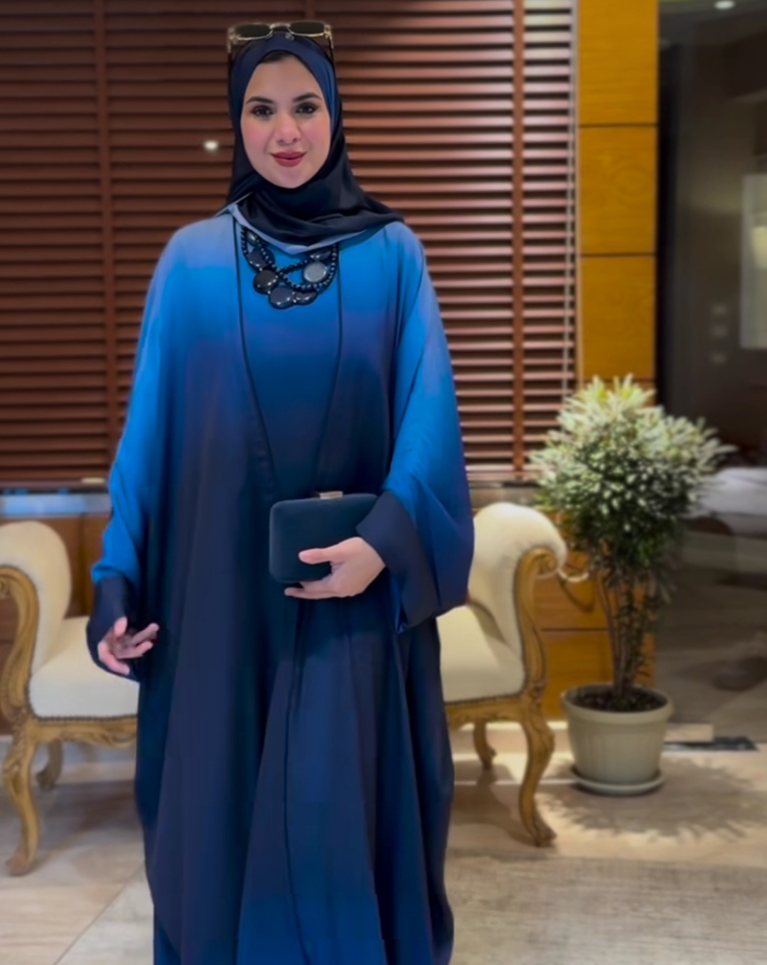 عباية زرقاء