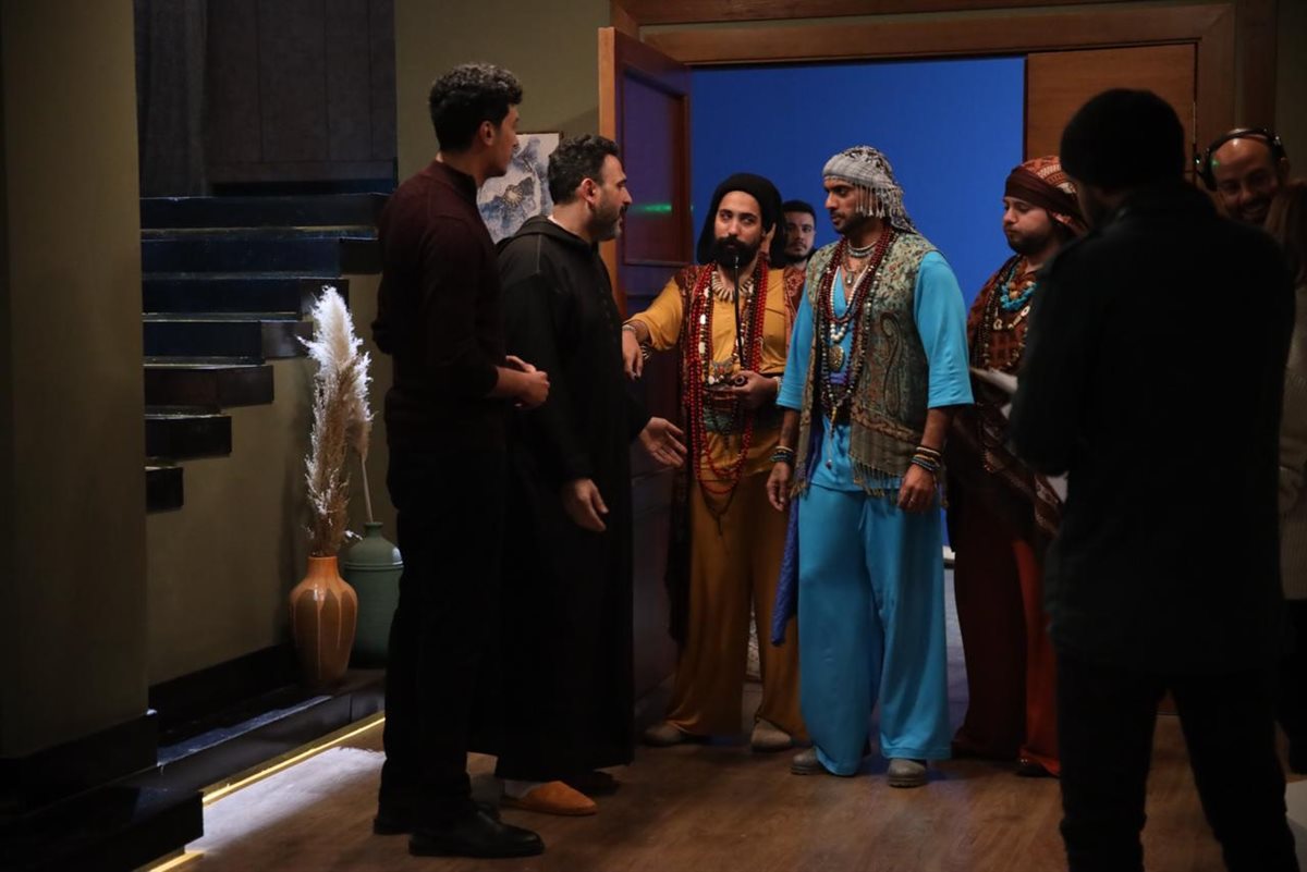 أكرم حسني وأحمد عبد الوهاب يقيموا زار مع شرموفرز في الحلقة الثانية من مسلسل الكابتن