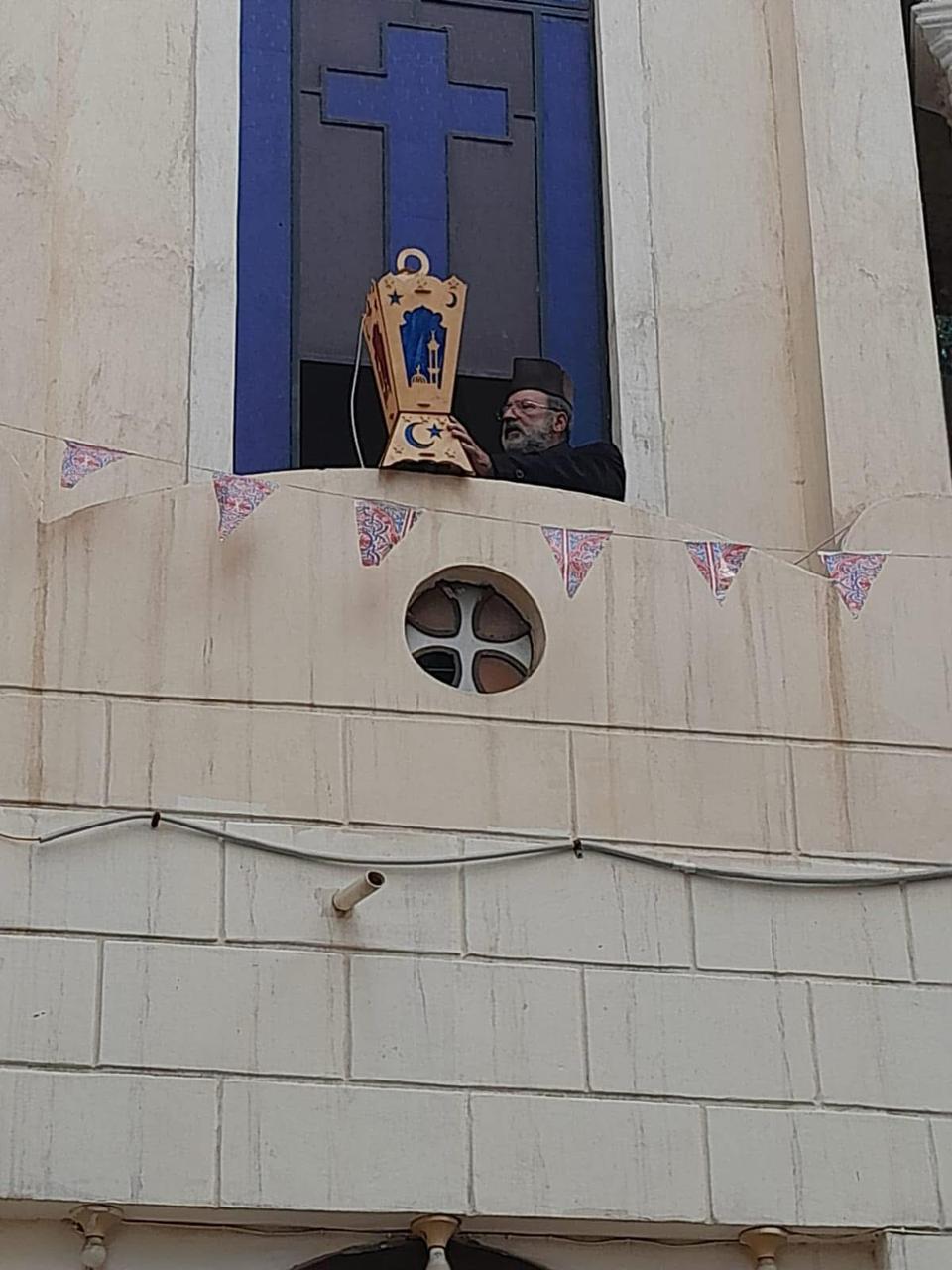 الكاهن هشام بندليمون كاهن كنيسة الروم الأرثوذكسية يُعلق فانوس رمضان