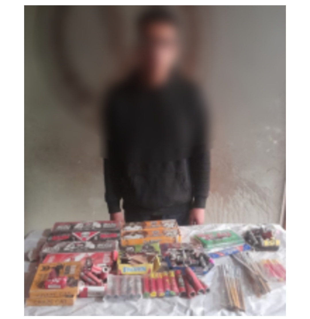 متهم بحيازة العاب نارية