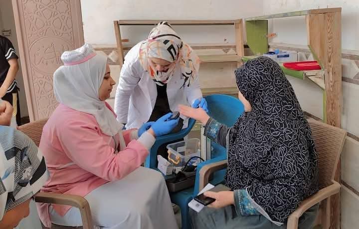 أعضاء الحملة خلال الكشف على المسنين