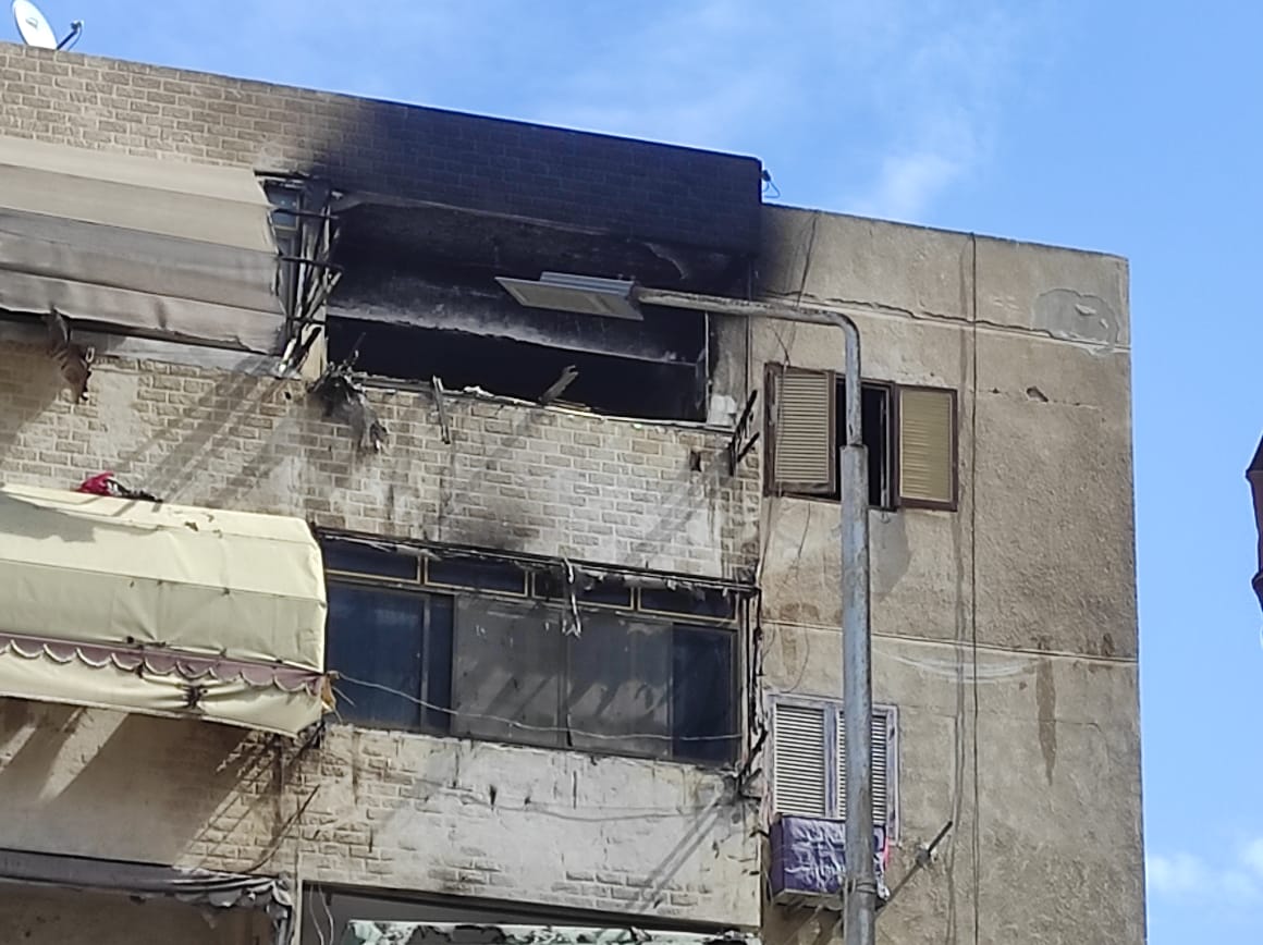 اثار الحريق بالوحدة السكنية