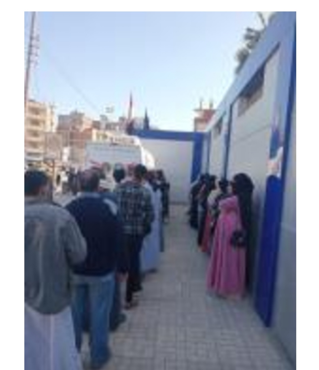 المواطنون في انتظار الحصول على المستندات الشرطية