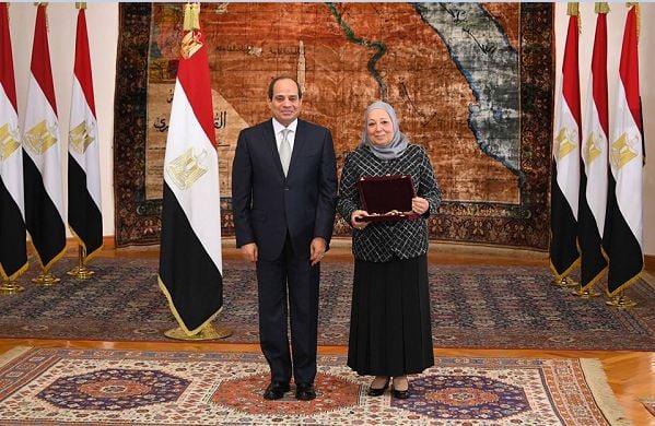 <strong>الرئيس السيسي مع المستشارة فريال قطب </strong>