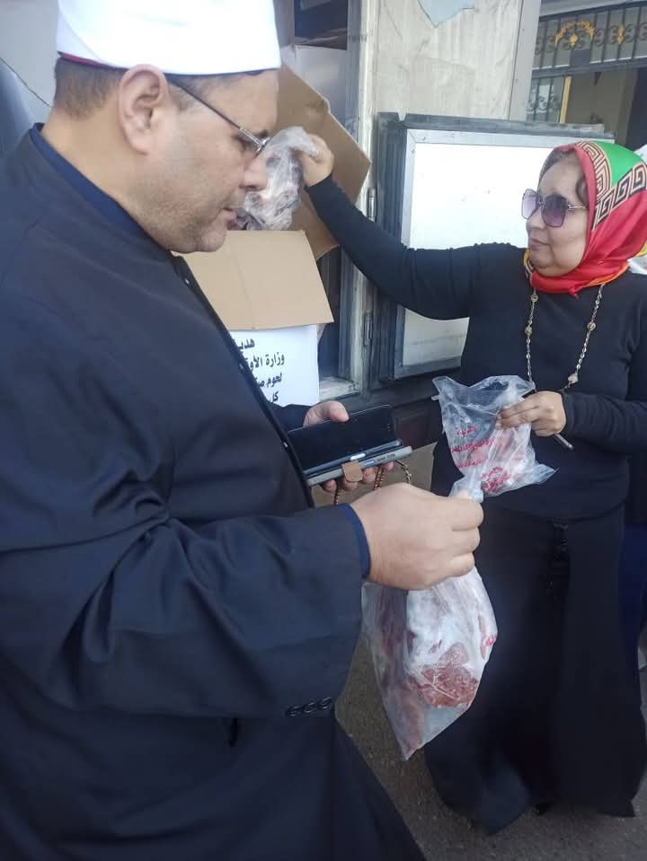 الدكتور جمال عواد خلال تسليم اللحوم