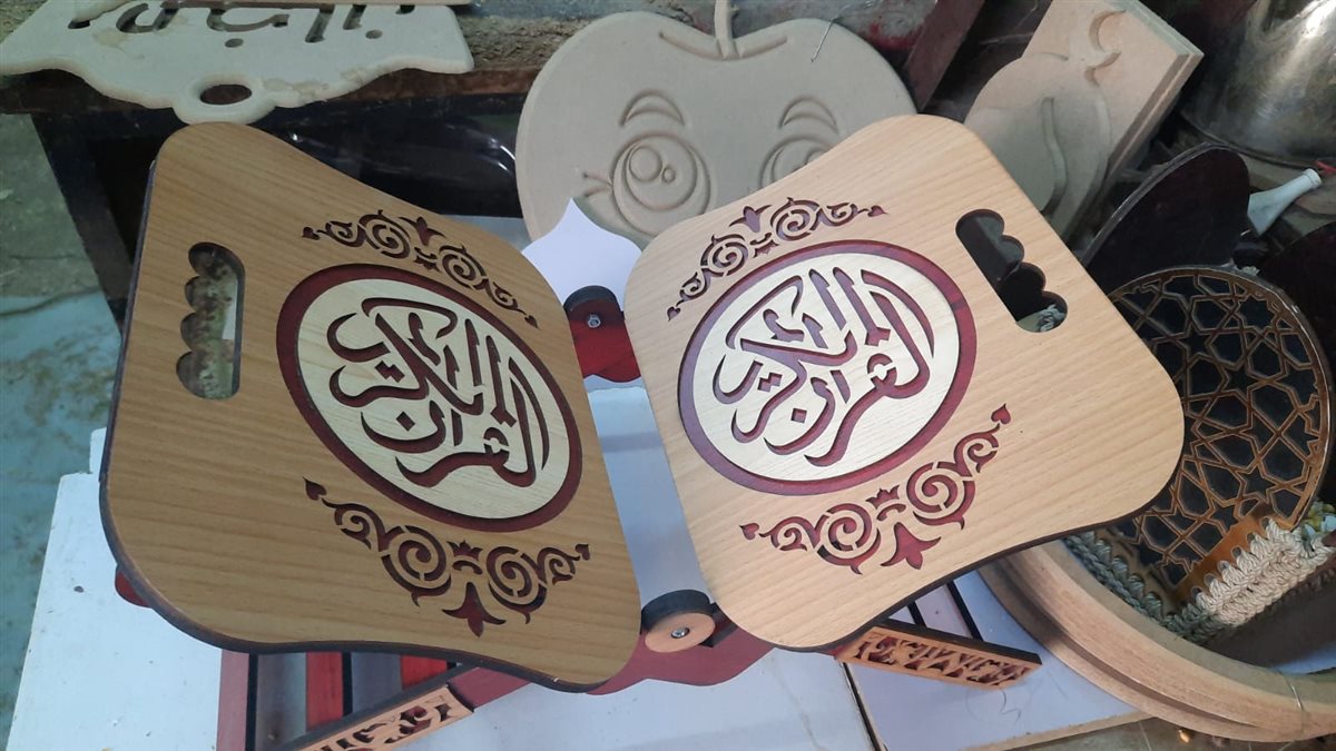 قبطي يصنع فوانيس رمضان في المنيا