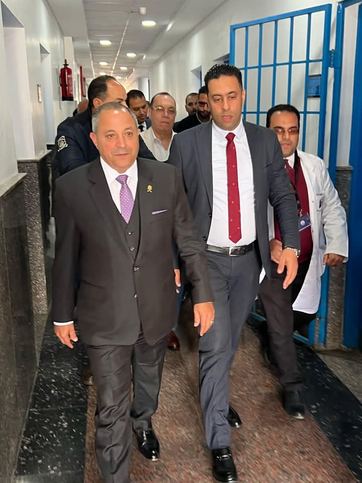 محافظ بورسعيد يتفقد المستشفى