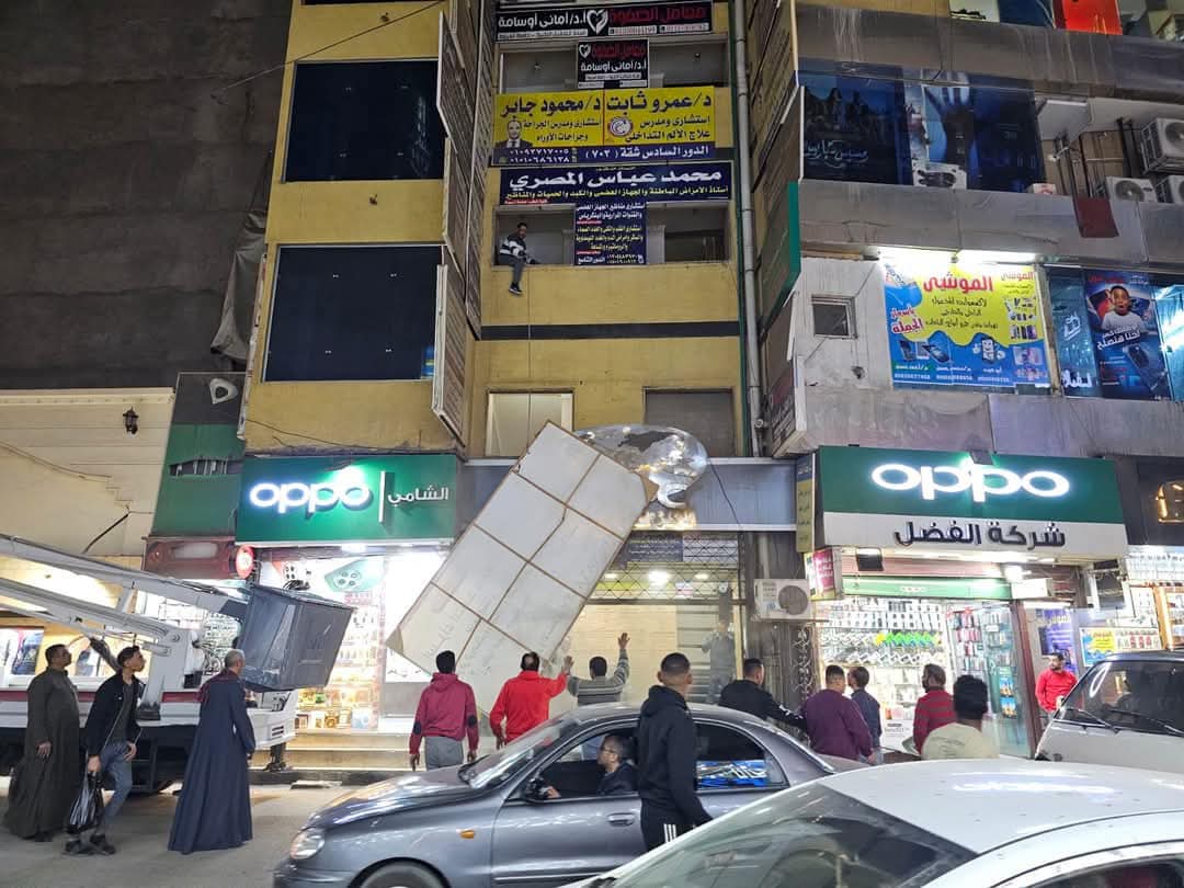 جانب من قيام محافظة اسيوط بازالة لافتات العيادات الطبية