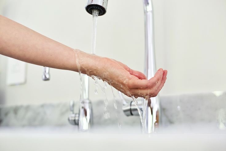 الماء الفاتر على المنطقة التي تعرضت للحرق