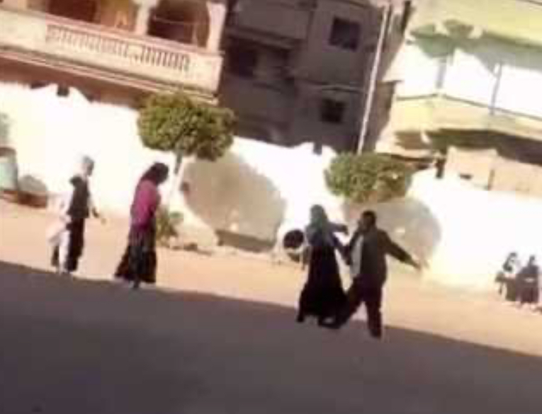 مدير المدرسة يعتدى على الطالبتين