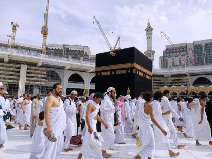 الطواف حول البيت