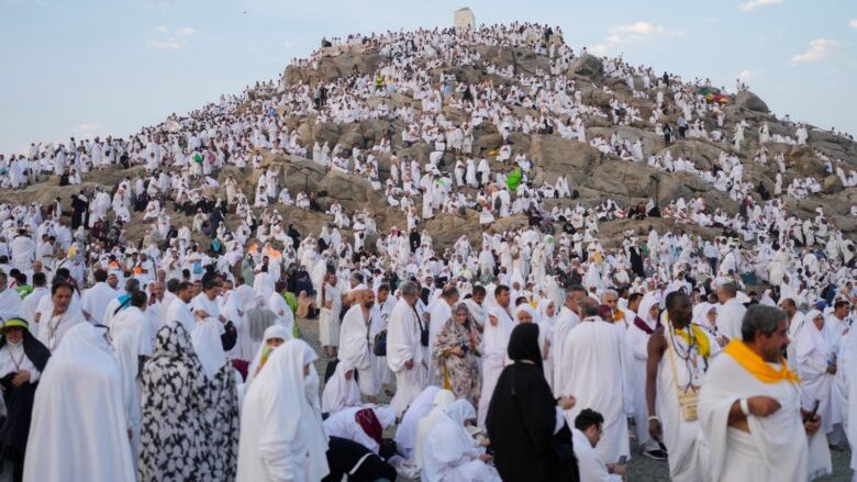 حجاج بيت الله الحرام على صعيد عرفات