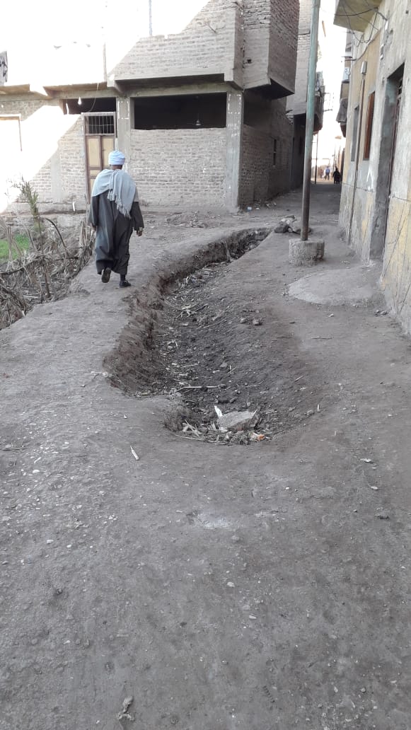 أهالي قرية الخرانة بقوص يستغيثون بالمحافظ الطرق مليانة حفر