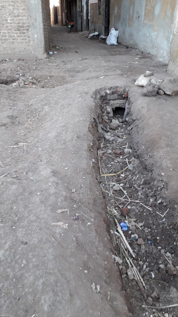 أهالي قرية الخرانة بقوص يستغيثون بالمحافظ الطرق مليانة حفر