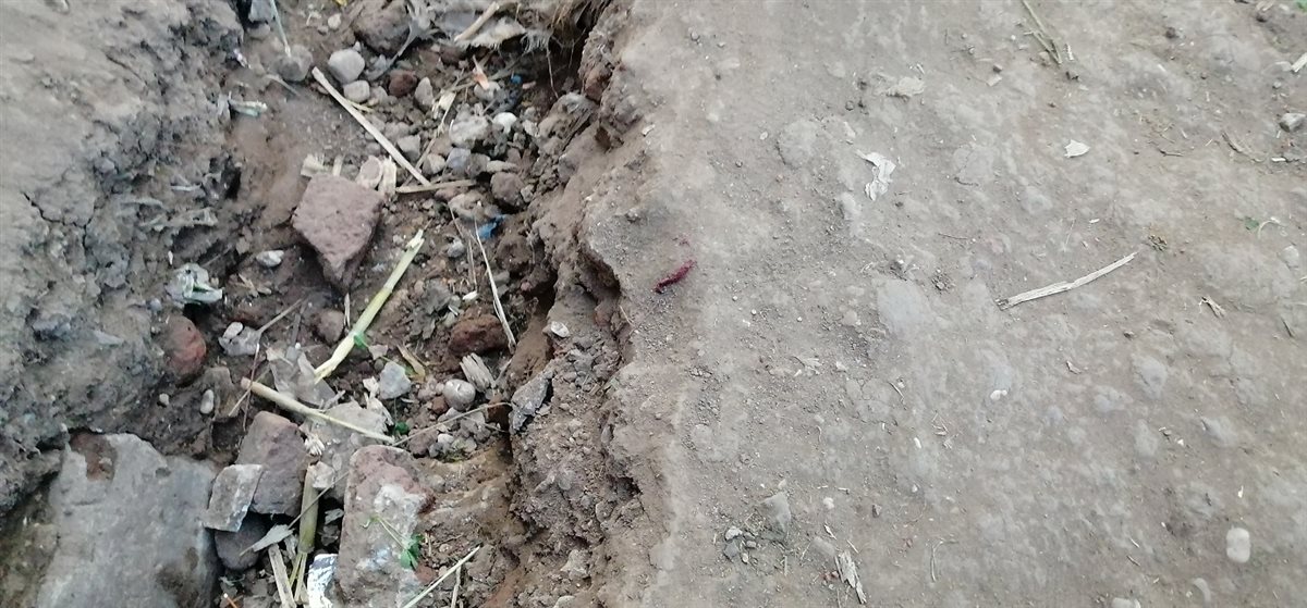 أهالي قرية الخرانة بقوص يستغيثون بالمحافظ الطرق مليانة حفر
