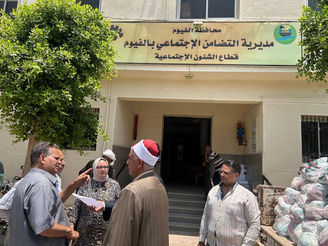وكيل أوقاف الفيوم يسلم 2000 شنطة من السلع الغذائية لأسر الأولى بالرعاية