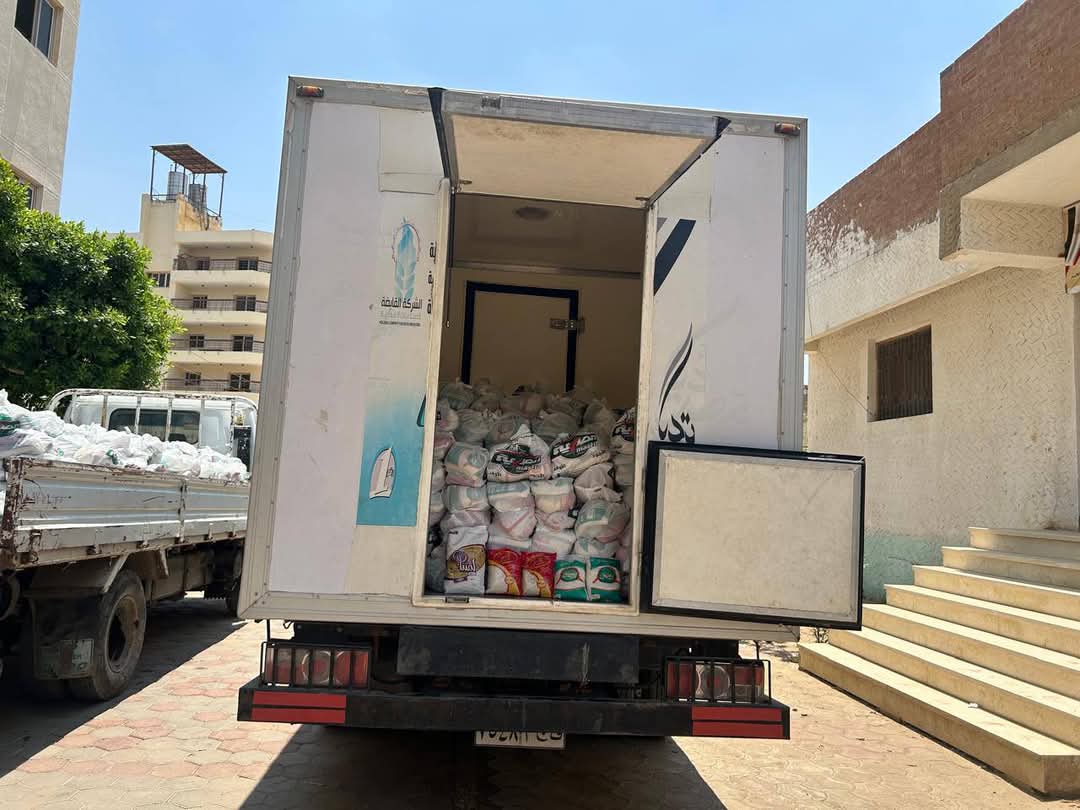 وكيل أوقاف الفيوم يسلم 2000 شنطة من السلع الغذائية لأسر الأولى بالرعاية