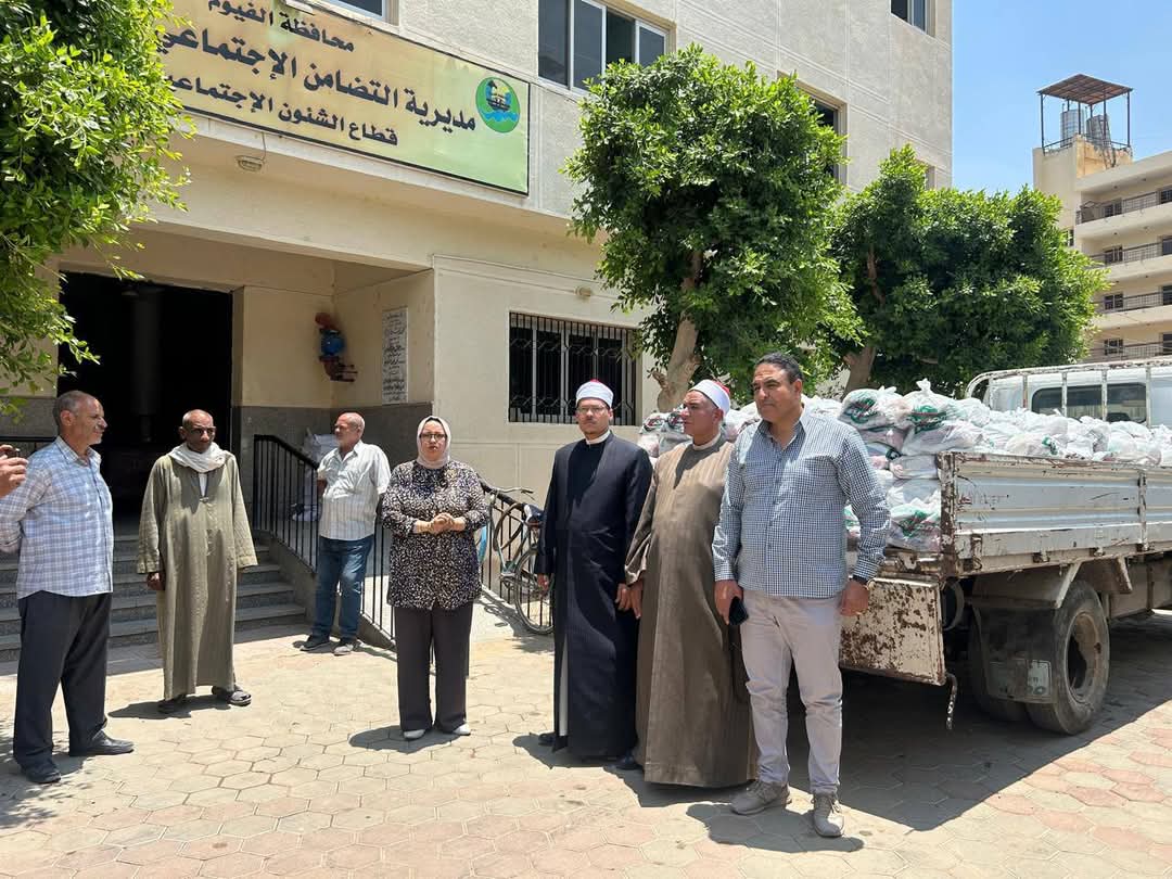 وكيل أوقاف الفيوم يسلم 2000 شنطة من السلع الغذائية لأسر الأولى بالرعاية