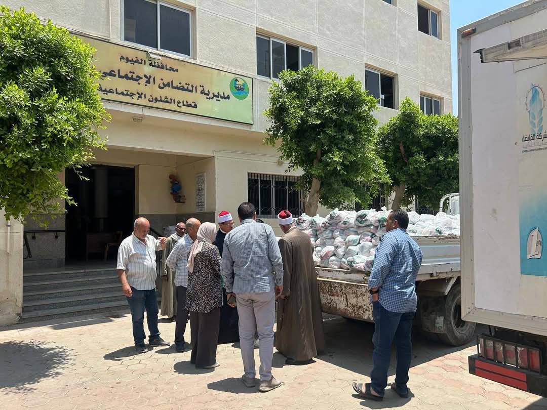 وكيل أوقاف الفيوم يسلم 2000 شنطة من السلع الغذائية لأسر الأولى بالرعاية