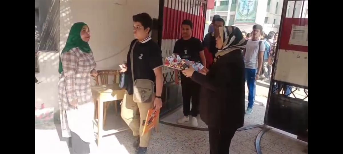 تعليم الفيوم يتميز في إستقبال طلاب الشهادة الإعدادية بالورد والشيكولاتة فى رابع أيام الامتحانات