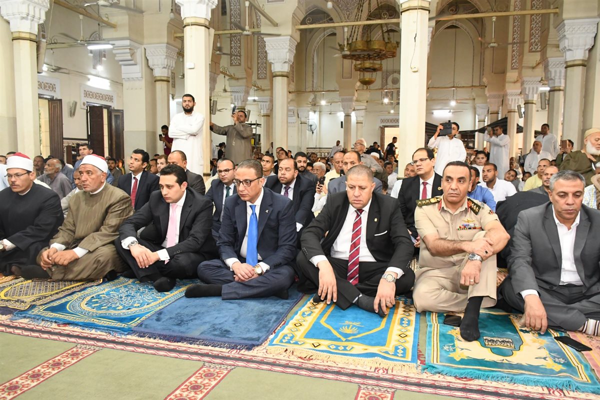محافظ الفيوم يؤدي صلاة عيد الأضحى المبارك بمسجد ناصر الكبير