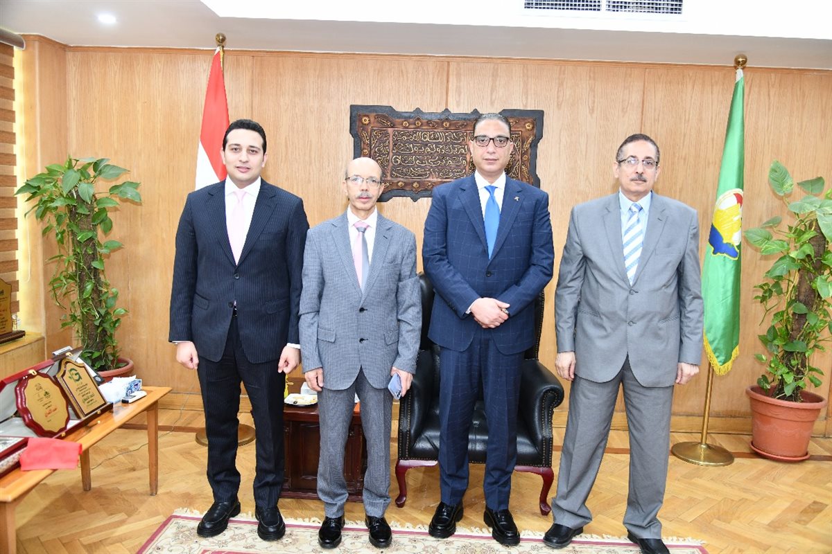 محافظ الفيوم يستقبل المهنئين بعيد الأضحى المبارك ومطران الفيوم على رأس وفد من رعاة الكنائس والقساوسة ورجال الدين المسيحي