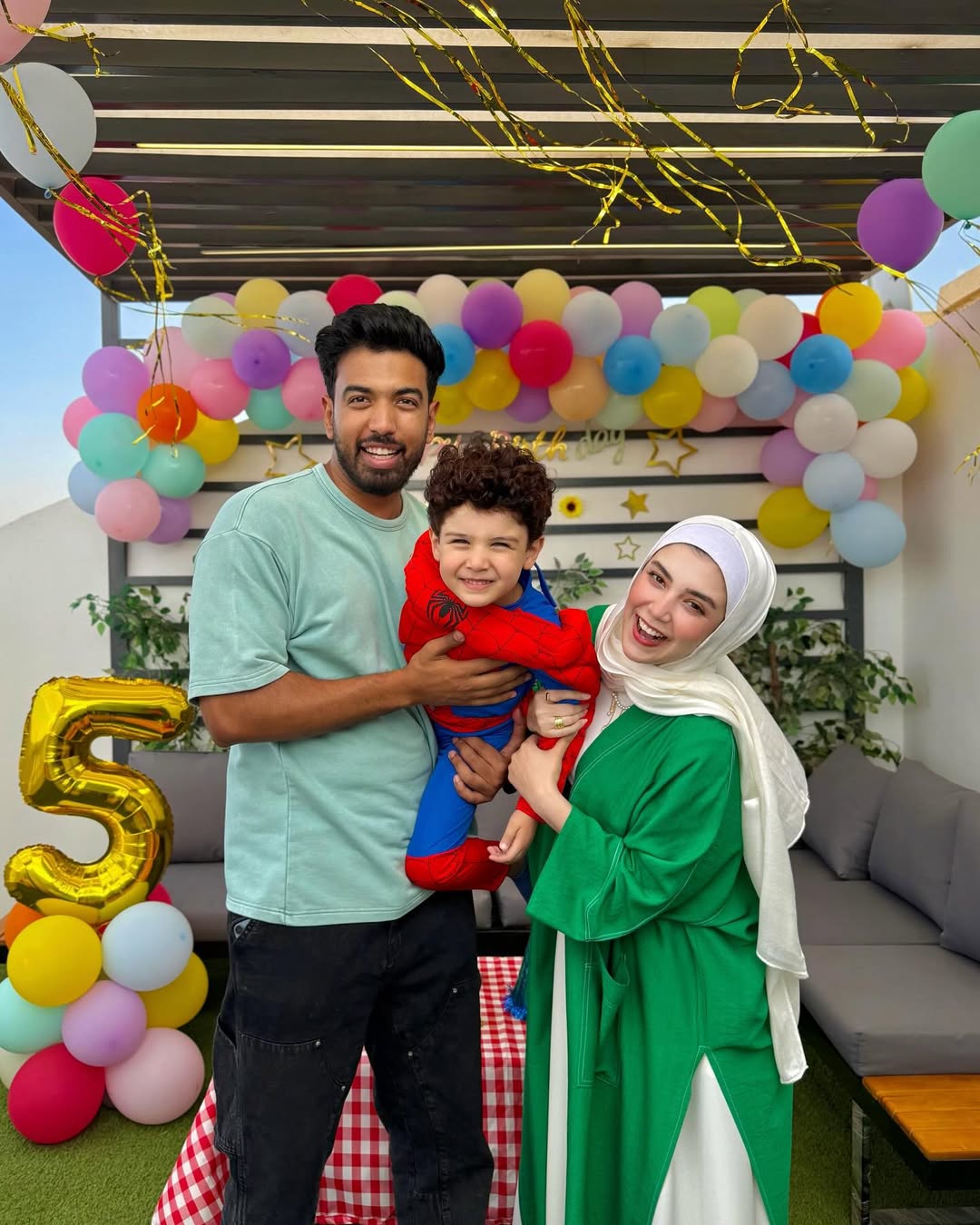 المطرب أحمد المغيني وطليقته وابنهما