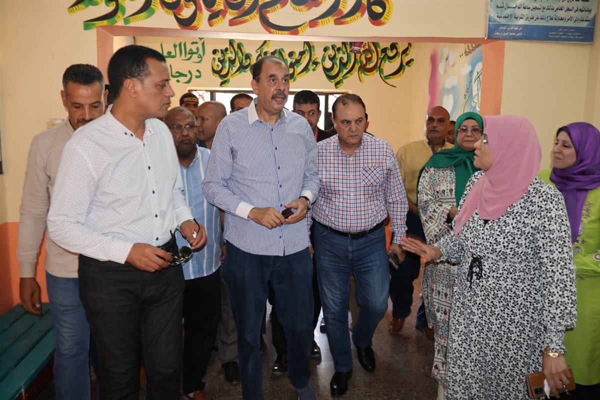 محافظ سوهاج خلال تفقده استراحات ولجان الثانوية العامة