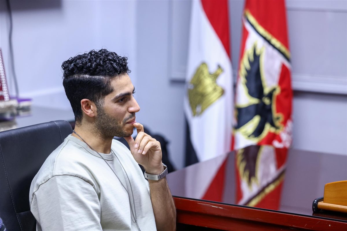 الفنان مينا مسعود يزور مقر نادي الأهلي بالجزيرة