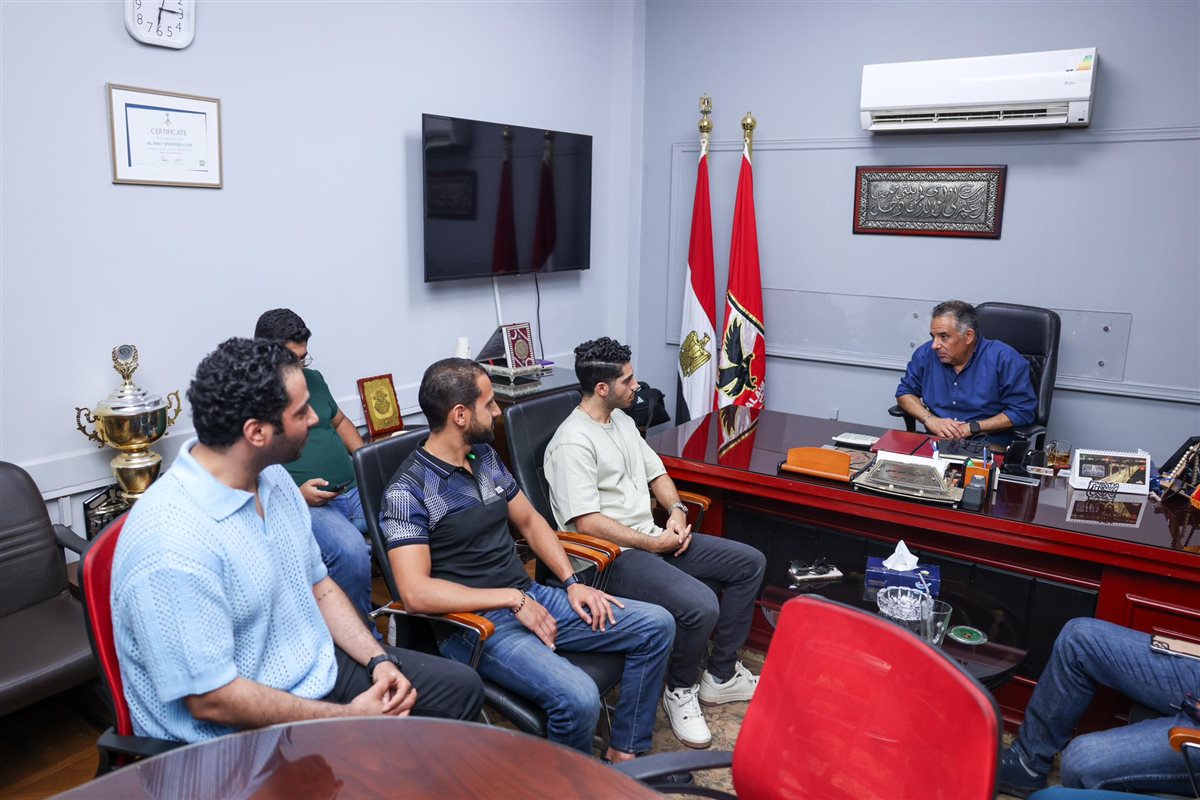 الفنان مينا مسعود يزور مقر نادي الأهلي بالجزيرة