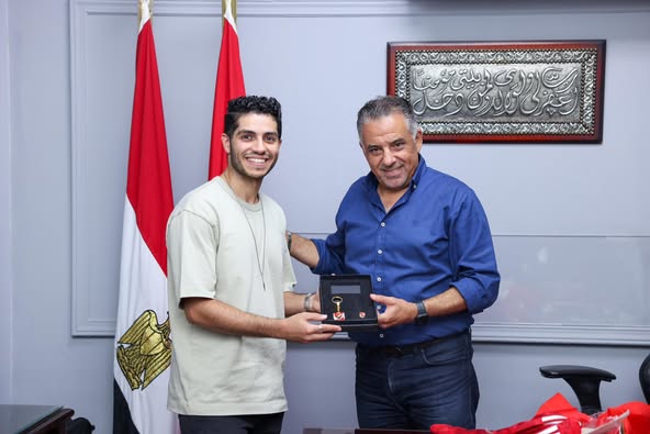 الفنان مينا مسعود يزور مقر نادي الأهلي بالجزيرة