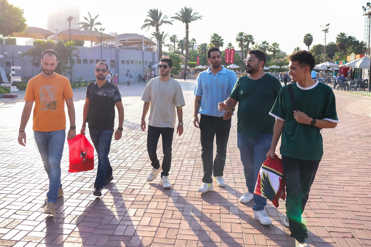 الفنان مينا مسعود يزور مقر نادي الأهلي بالجزيرة