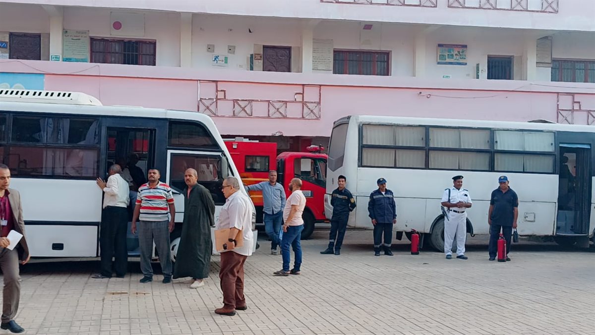 وكيل تعليم الفيوم يتابع مركز توزيع أسئلة الثانوية العامة ويشيد بانضباط العمل