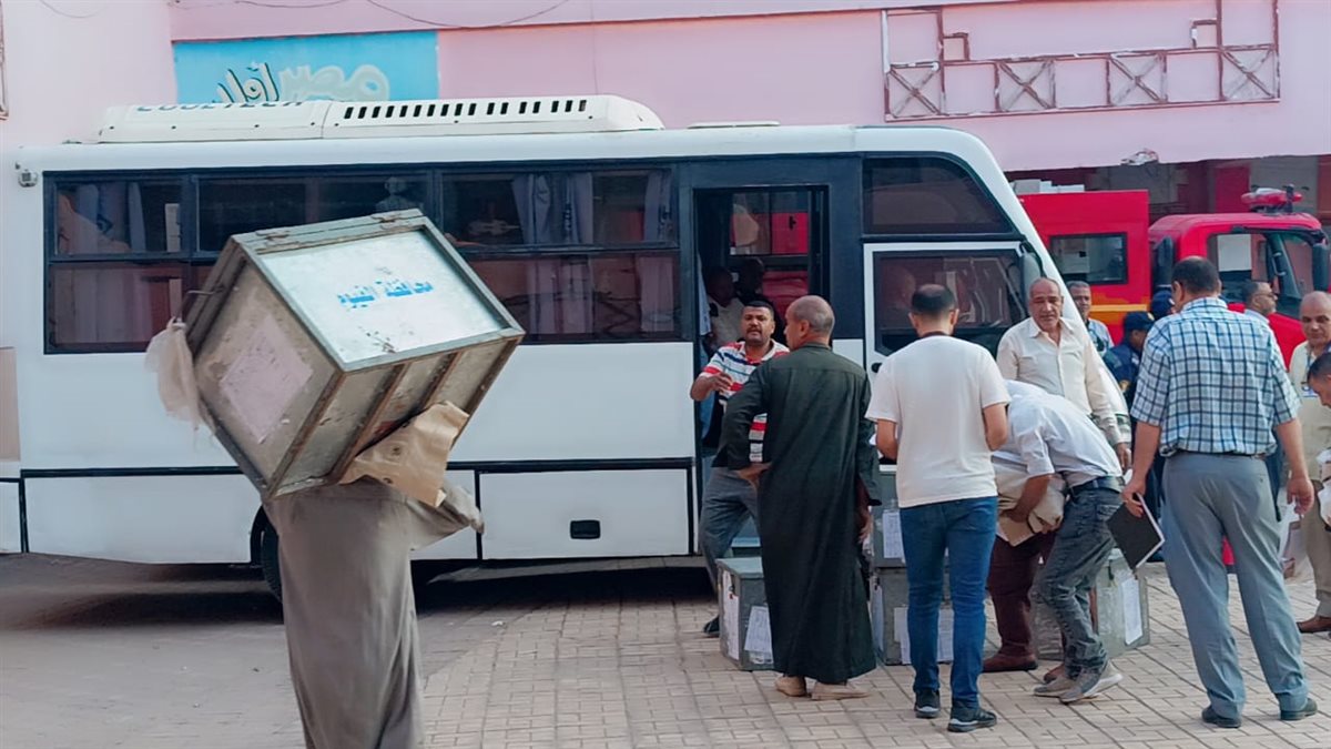 وكيل تعليم الفيوم يتابع مركز توزيع أسئلة الثانوية العامة ويشيد بانضباط العمل