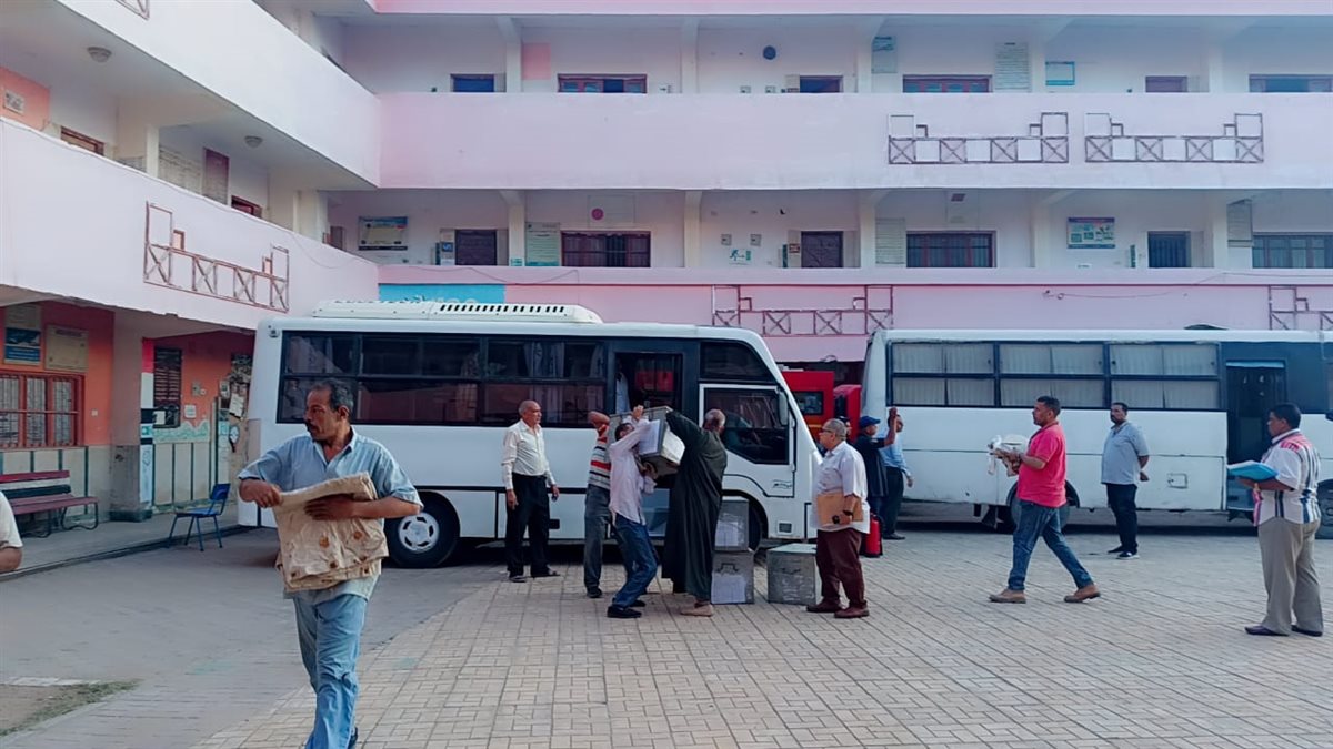 وكيل تعليم الفيوم يتابع مركز توزيع أسئلة الثانوية العامة ويشيد بانضباط العمل