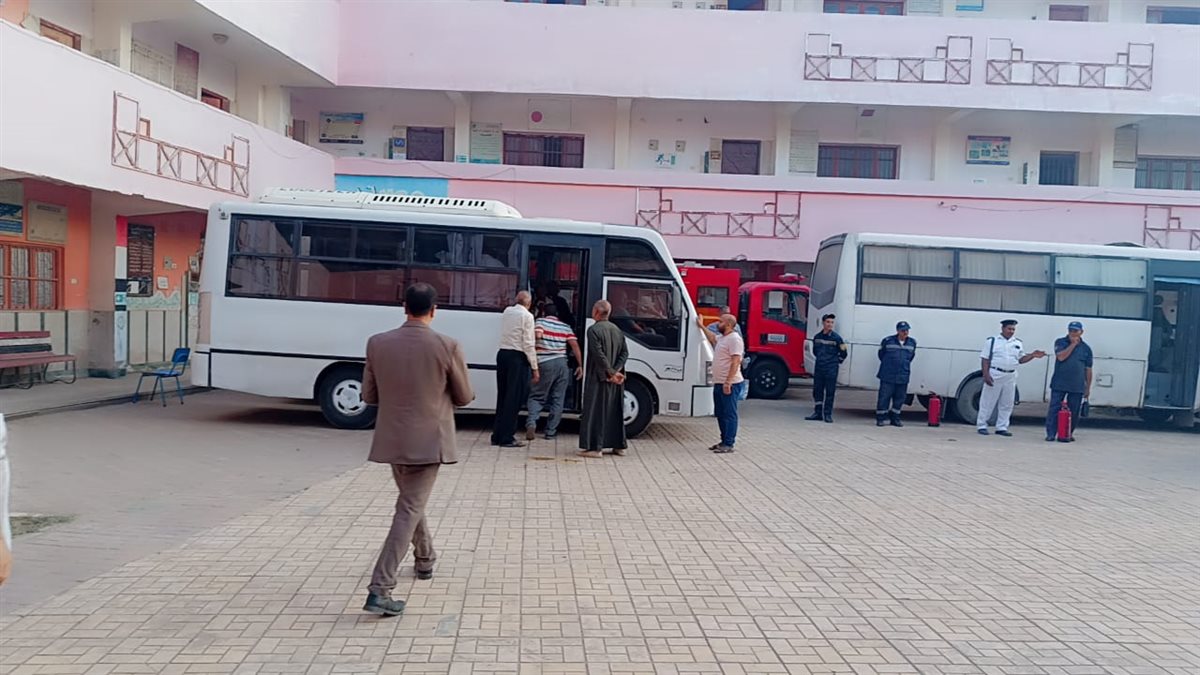 وكيل تعليم الفيوم يتابع مركز توزيع أسئلة الثانوية العامة ويشيد بانضباط العمل