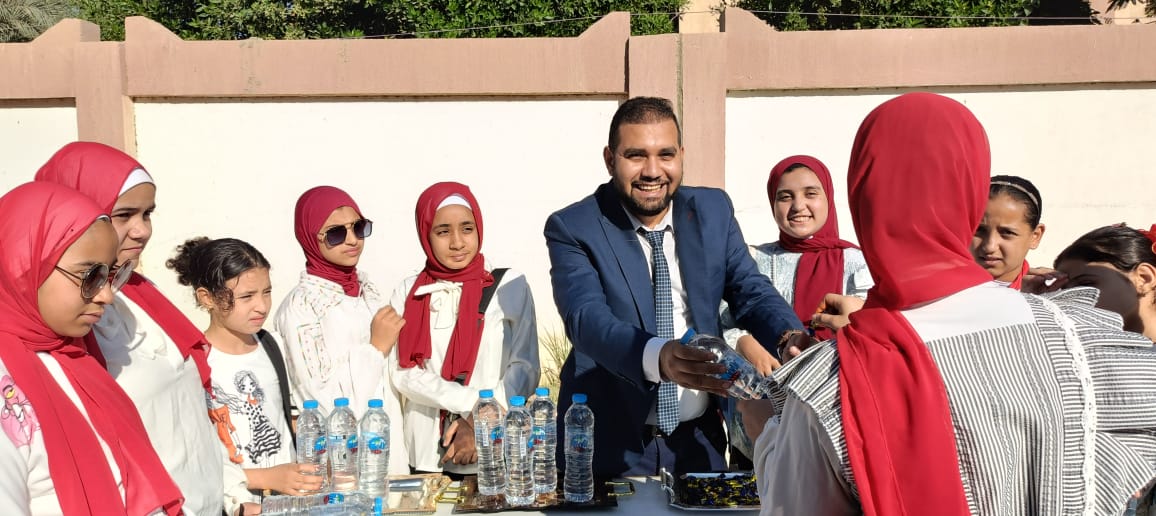 ماراثون الثانوية العامة بالفيوم.. شيكولاته ومياه معدنية لطلاب الثانوية العامة بالفيوم أمام اللجان