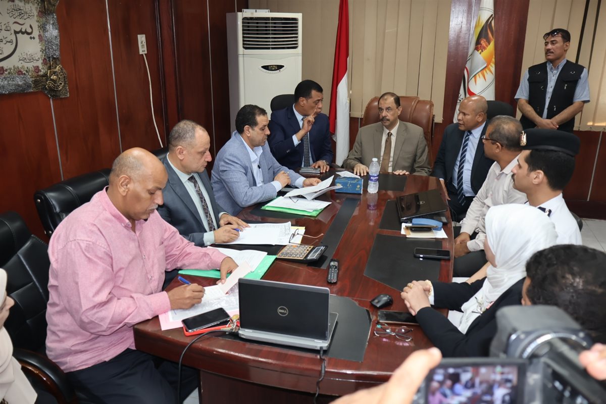 محافظ سوهاج يتفقد غرفة عمليات امتحانات الثانوية العامة