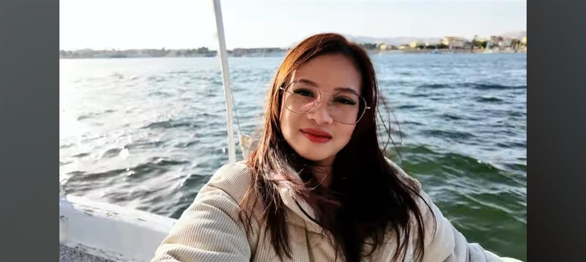 سائحة فلبينية تقع في عشق رحلات الفلوكة وتوثق رحلتها في نيل الأقصر العظيم