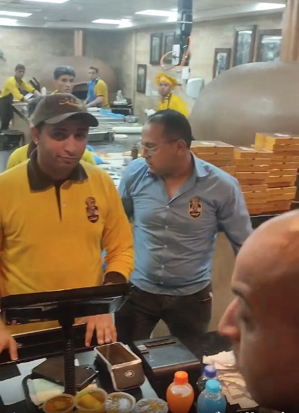 <strong> الاعتداء على عميل بمطعم