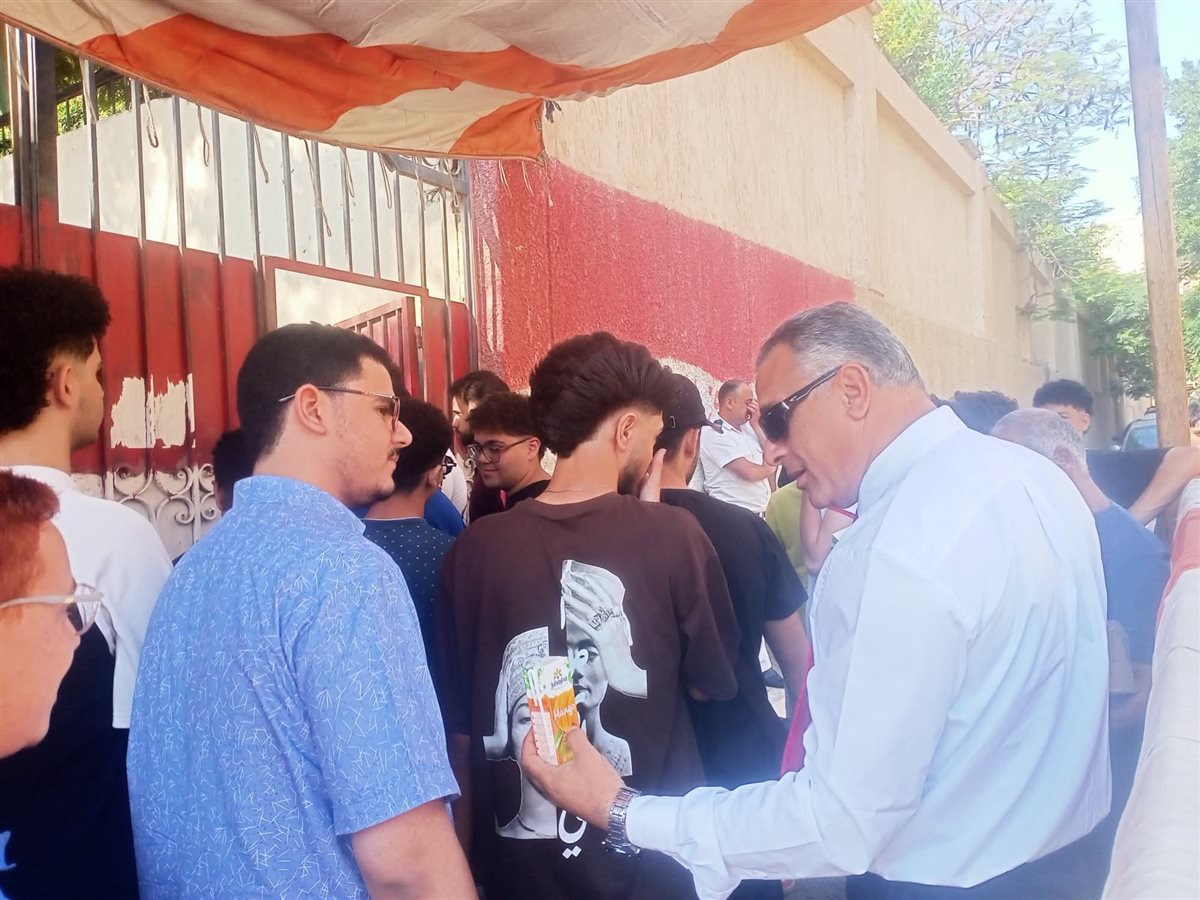مياه وعصائر لتخفيف حرارة الطقس عن طلاب الثانوية بالقليوبية