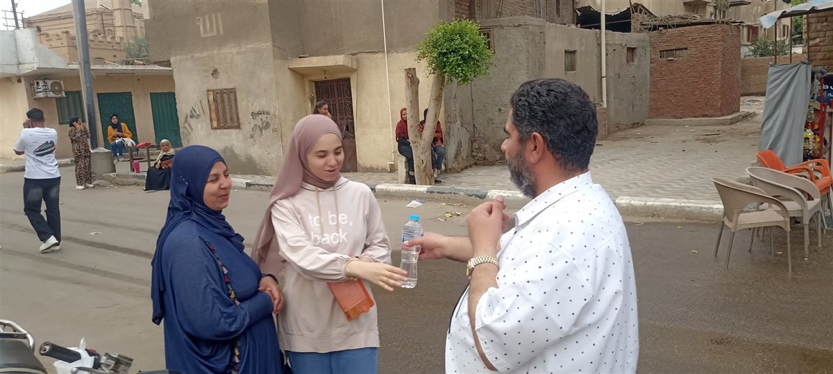 مياه وعصائر لتخفيف حرارة الطقس عن طلاب الثانوية بالقليوبية