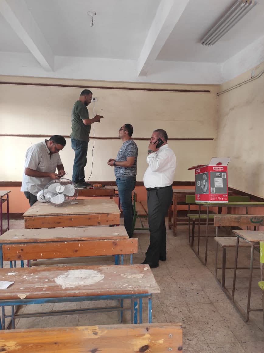 مياه وعصائر لتخفيف حرارة الطقس عن طلاب الثانوية بالقليوبية