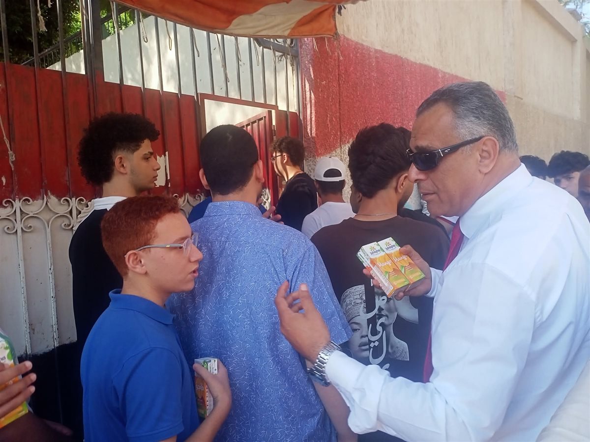 مياه وعصائر لتخفيف حرارة الطقس عن طلاب الثانوية بالقليوبية