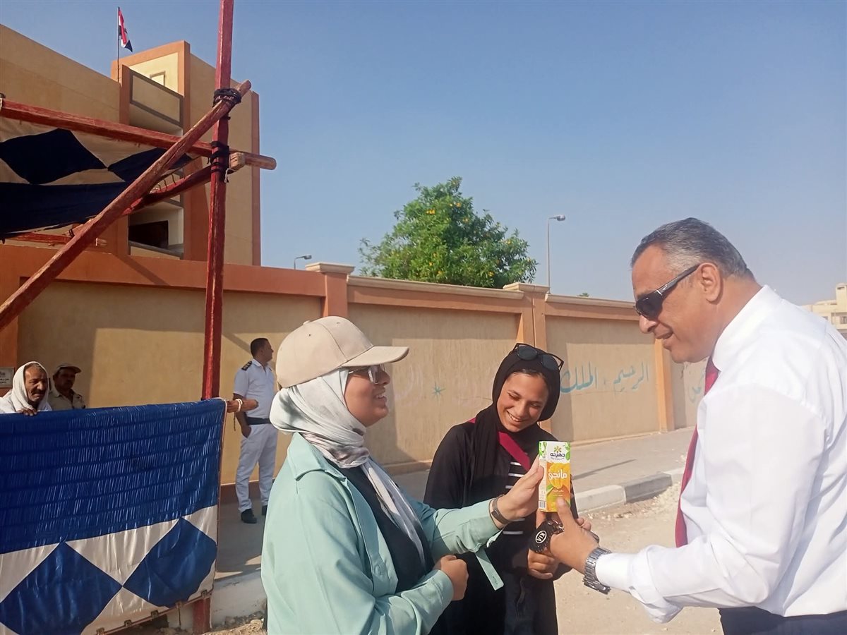 مياه وعصائر لتخفيف حرارة الطقس عن طلاب الثانوية بالقليوبية
