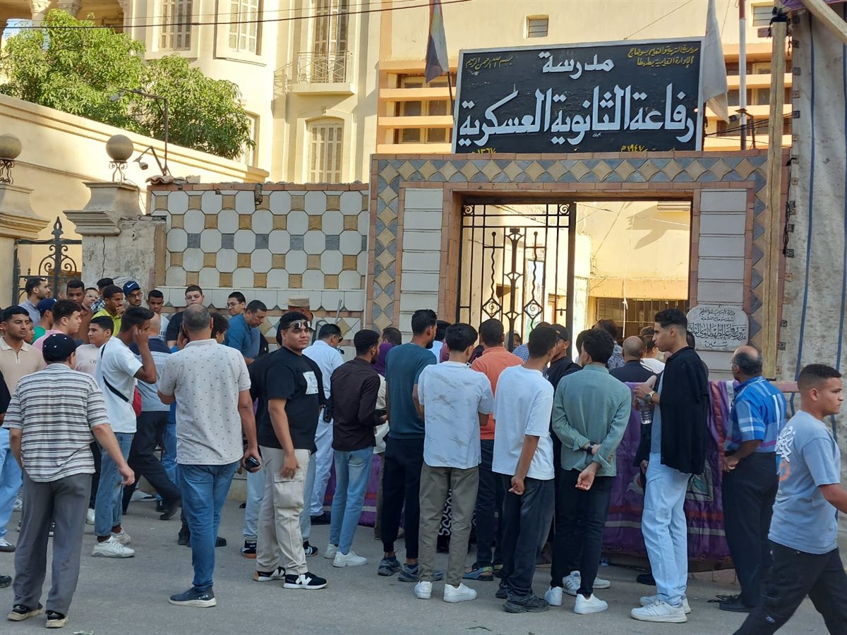 الطلاب أمام لجان امتحانات الثانوية العامة بسوهاج