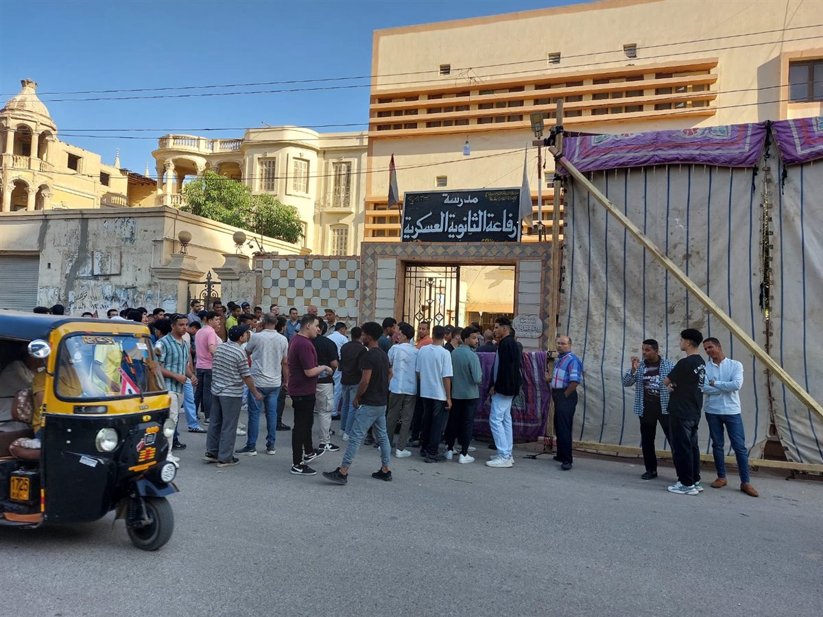 الطلاب أمام لجان امتحانات الثانوية العامة بسوهاج