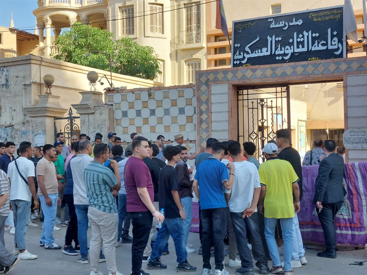 الطلاب أمام لجان امتحانات الثانوية العامة بسوهاج