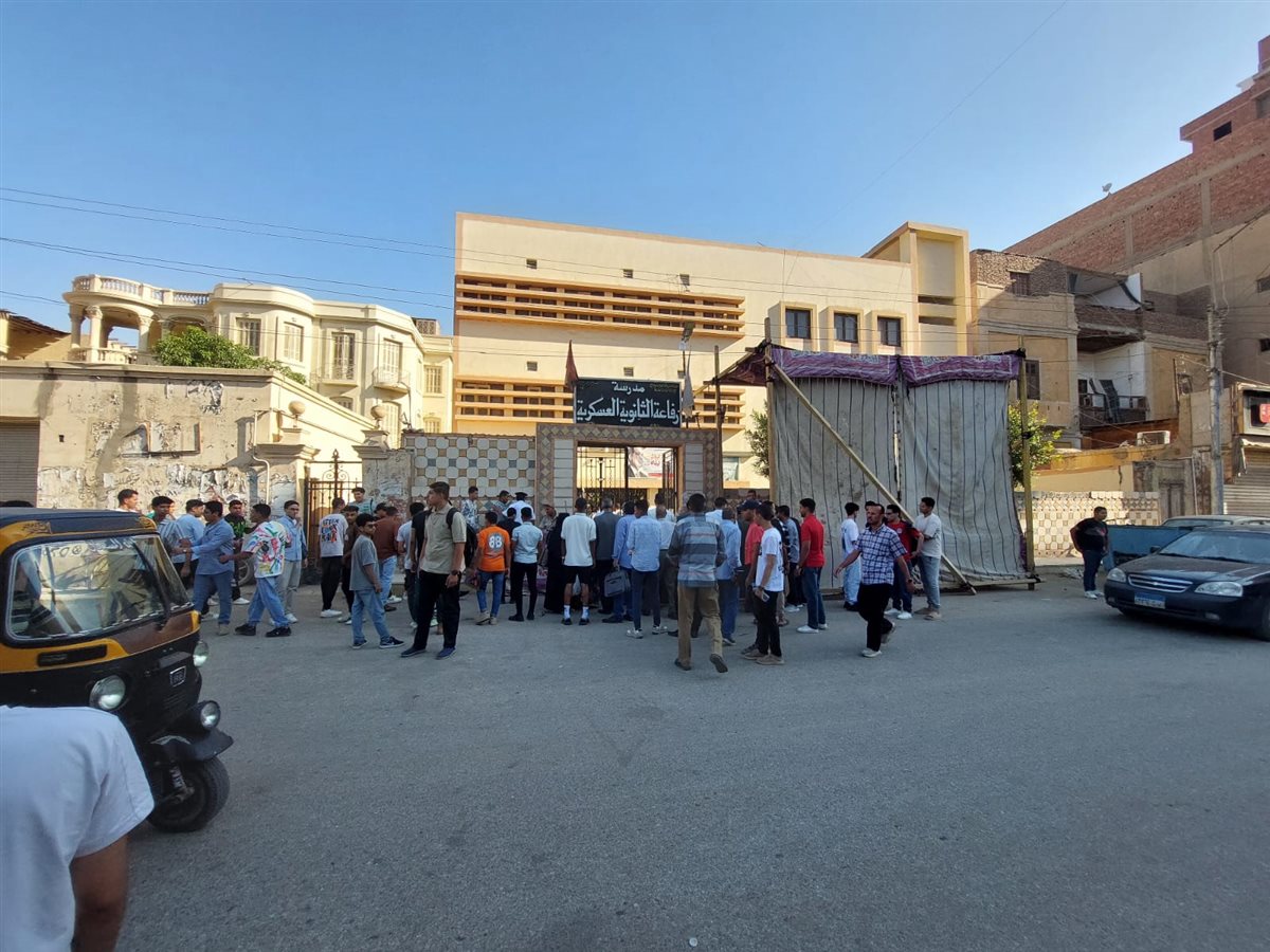 الطلاب أمام لجان امتحانات الثانوية العامة بسوهاج