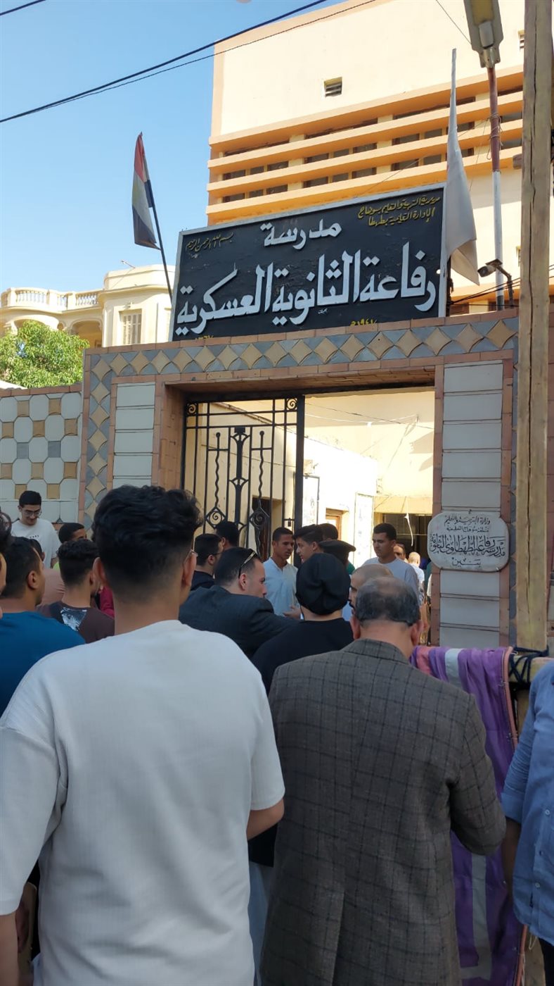 الطلاب أمام لجان امتحانات الثانوية العامة بسوهاج